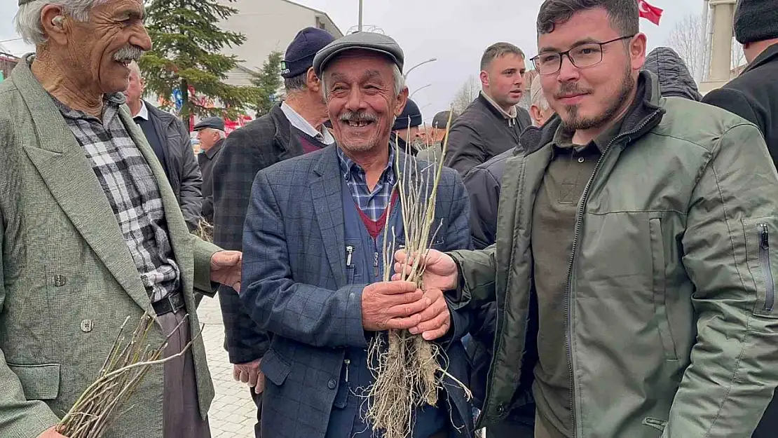 Cuma namazı çıkışında vatandaşlara 2 bin fidan dağıtıldı