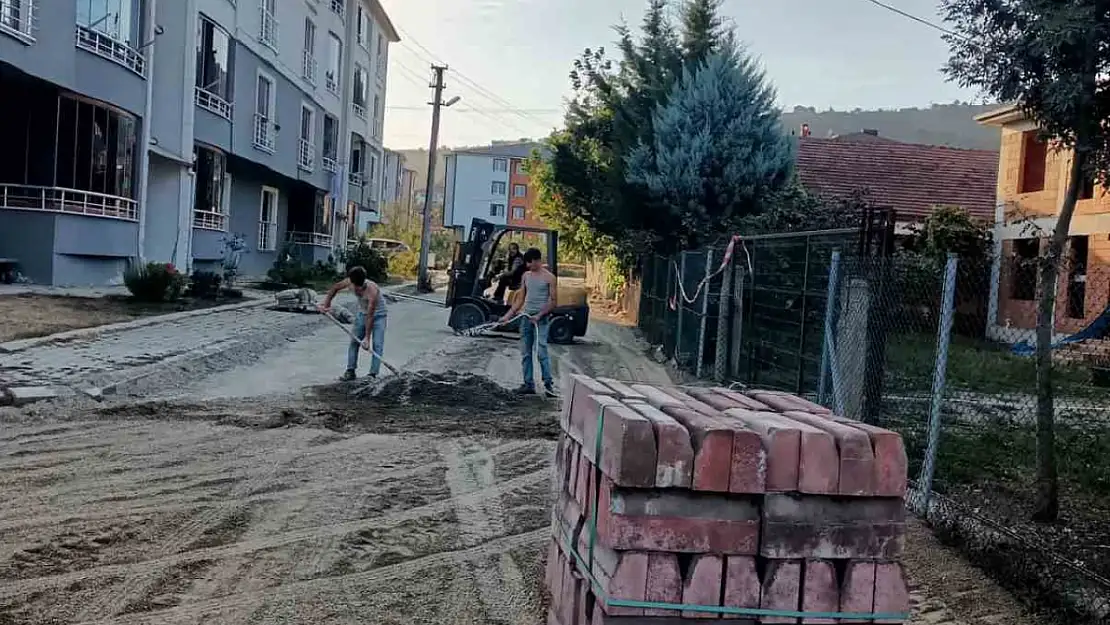 Cumayeri'nde alt yapıları tamamlanan yollar yapılıyor