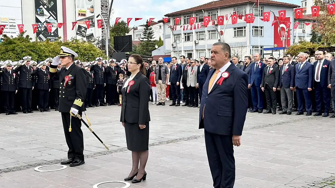 Cumhuriyet Bayramı çelenk töreni düzenlendi