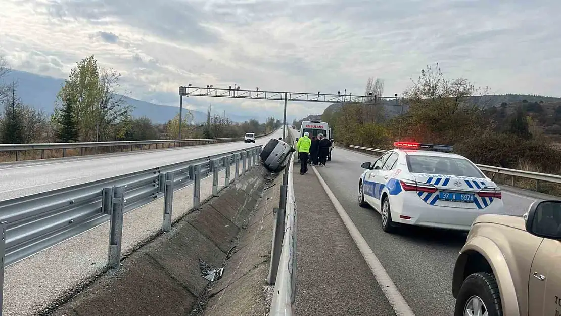 D100'de bariyerlere çarpan otomobil orta refüje düştü: 1 yaralı