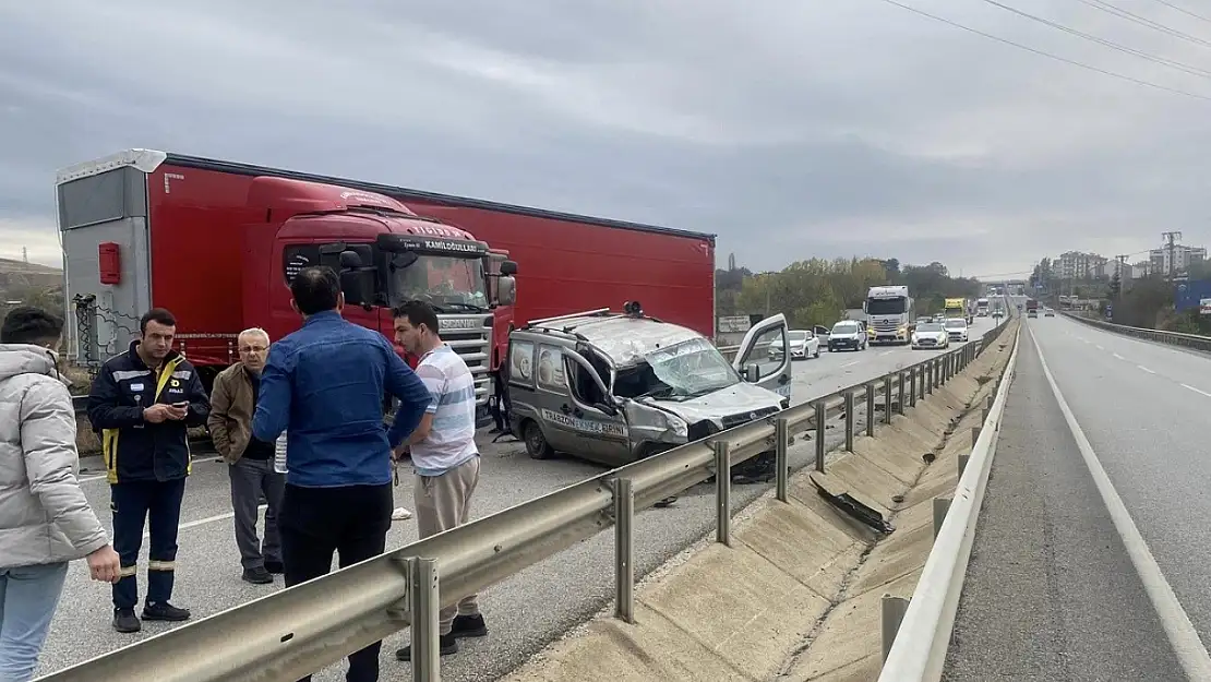 Makaslayan tır, hafif ticari araç ile çarpıştı