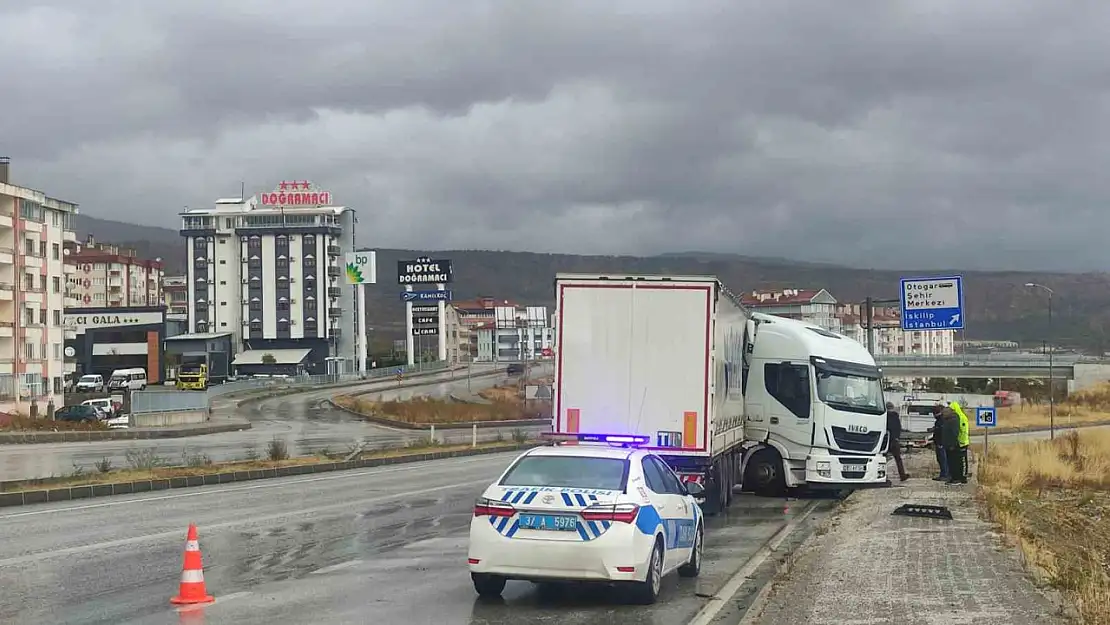 D100'de makaslayan tır trafikte aksamaya sebep oldu