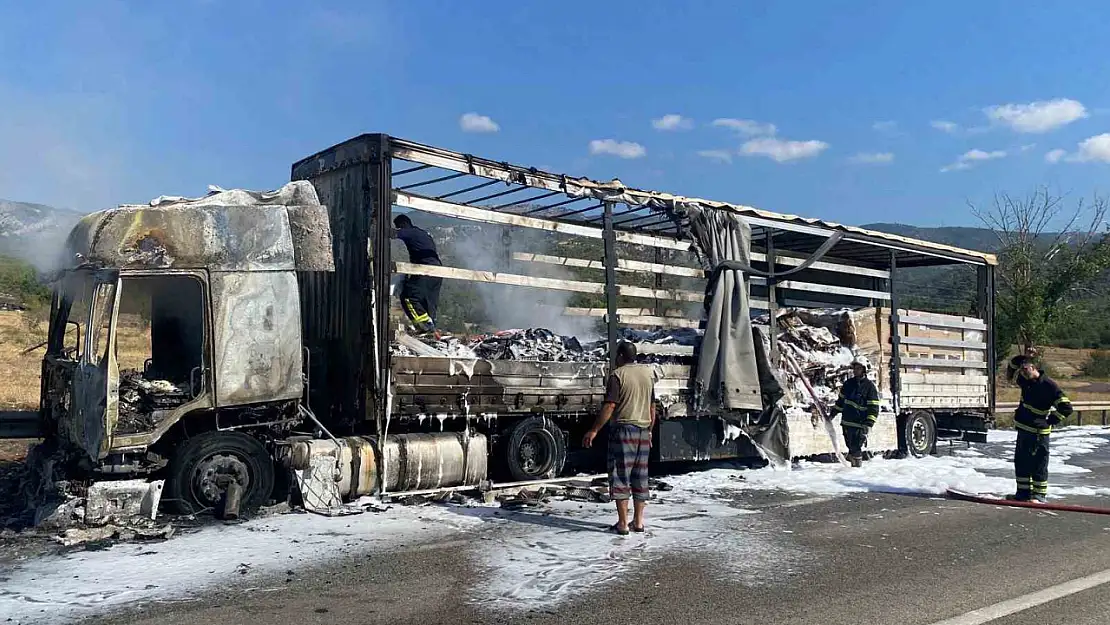 D100'de seyir halindeki tır alev alev yandı