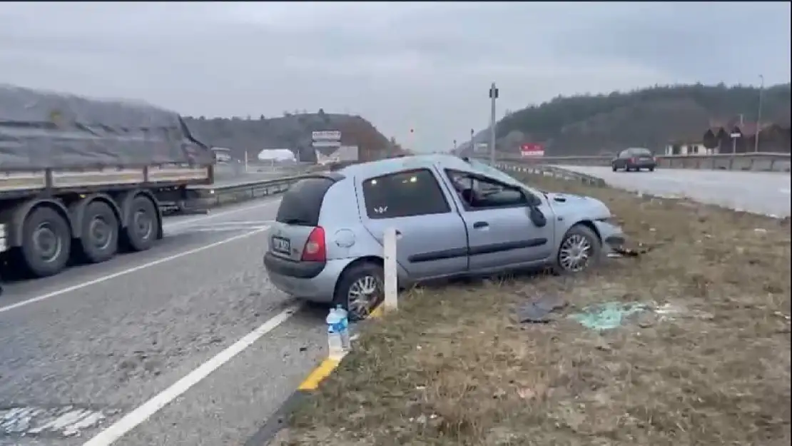 Bariyerlere çarpan otomobildeki 2 kişi yaralandı