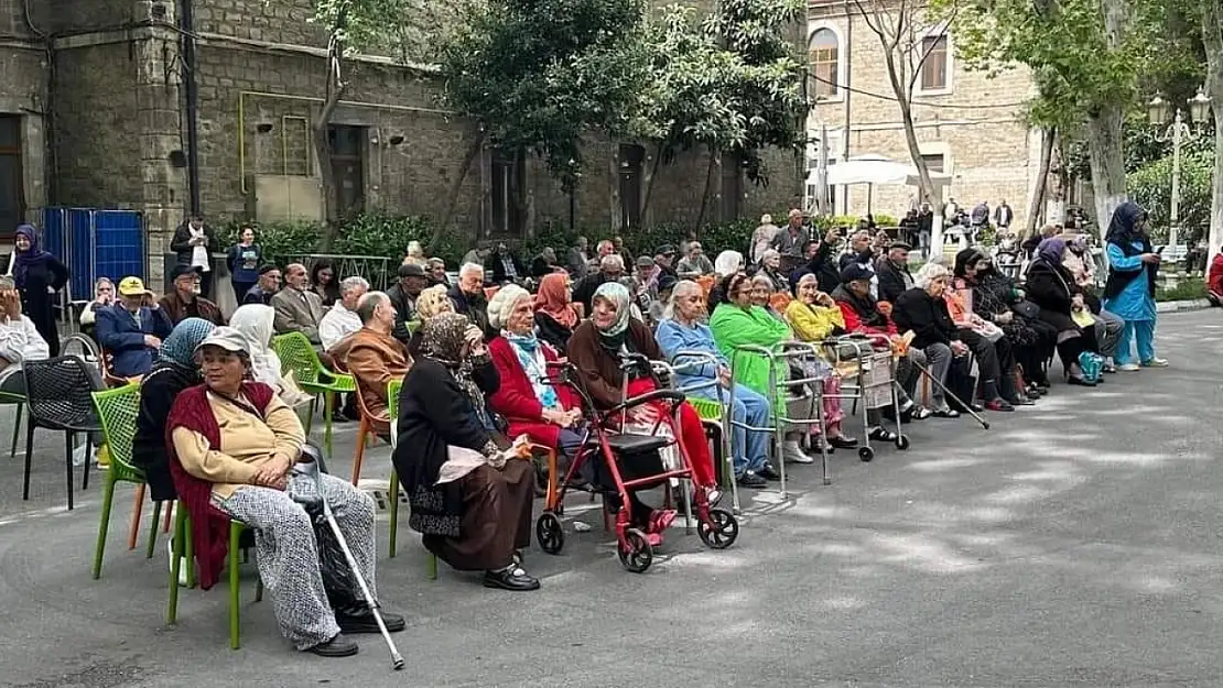 Darülaceze sakinlerine moral oldu