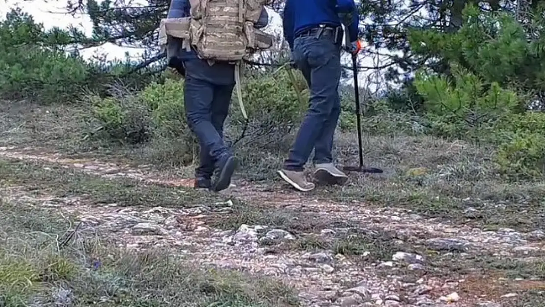 Define arayan 2 kişi fotokapana yansıdı