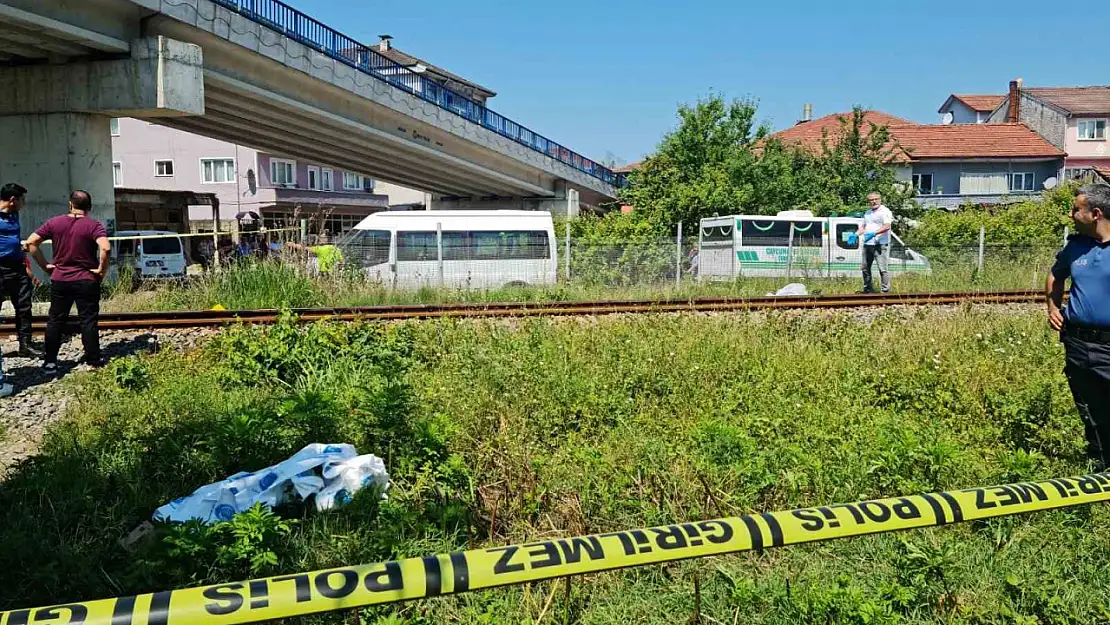 Demir yolundan karşıya geçmek isteyen kadına yük treni çarptı