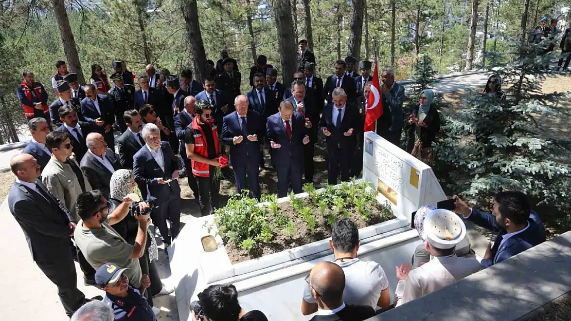 Demokrasi Ve Milli Birlik Günü'nde şehitler dualarla anıldı