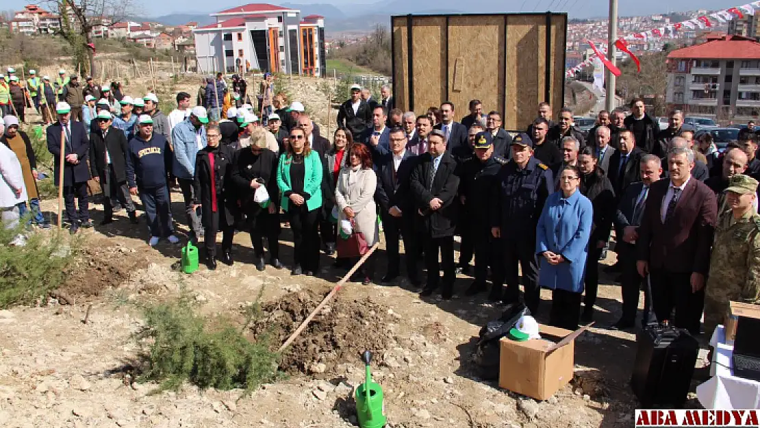 Deprem Şehitleri Ormanına fidanlar dikildi