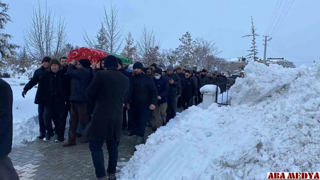 Depremde evden çıkmayı başaran genç öğretmen cami minaresinin altında kalarak can verdi