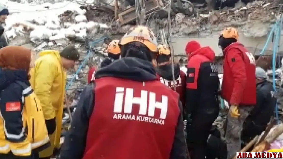 Depremden onlarca saat sonra enkazdan sağ çıkarıldı