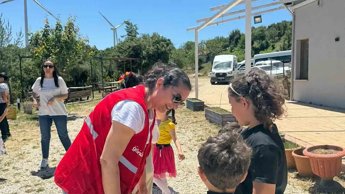 Depremzede çocukların yüzünü güldürdüler