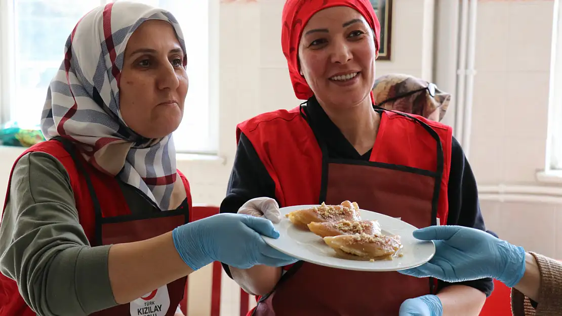 Depremzede kadınlar mutfağa girdi, ortaya çeşit çeşit lezzetler çıktı