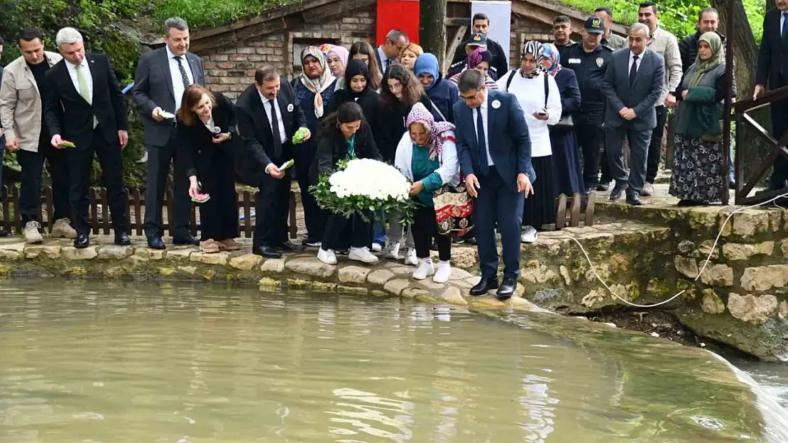 Depremzedeler anısına saygı çelengi bırakıldı