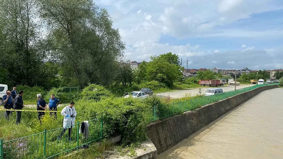 Dere kenarındaki korkuluklara elbiselerini asan yaşlı adam kayıplara karıştı