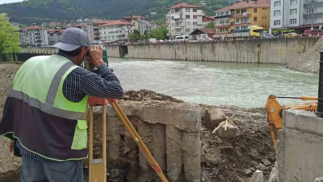 Devrek'te asma köprünün inşaatı hız kesmeden devam ediyor