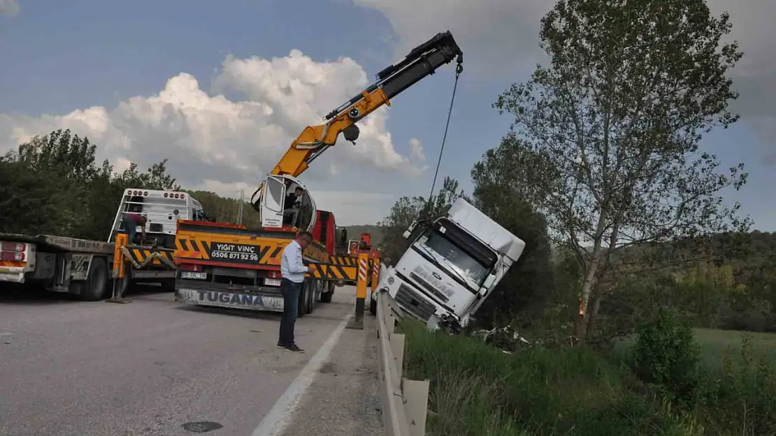 Devrilen tırdan yara almadan kurtuldu