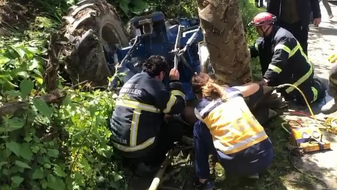 Devrilen traktörün altından yaralı olarak kurtarıldı