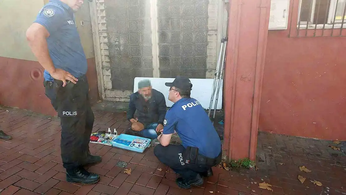 Dilencinin kesik bacağını görünce çığlık atan kadın, polisi harekete geçirdi