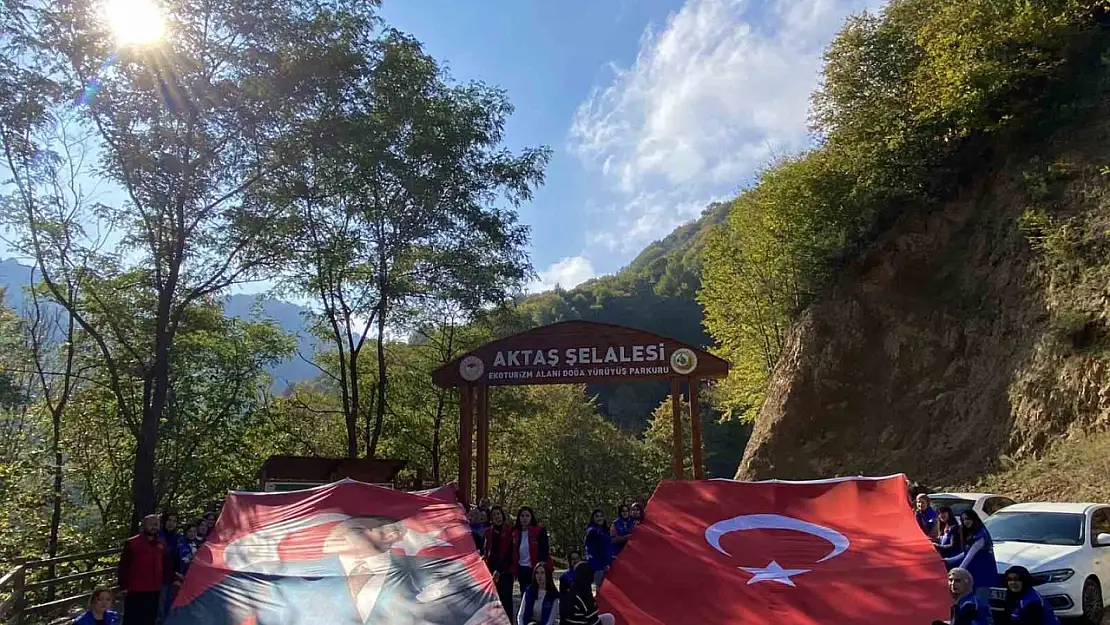 Doğa yürüyüşü ile Aktaş Şelalesi'ni keşfettiler