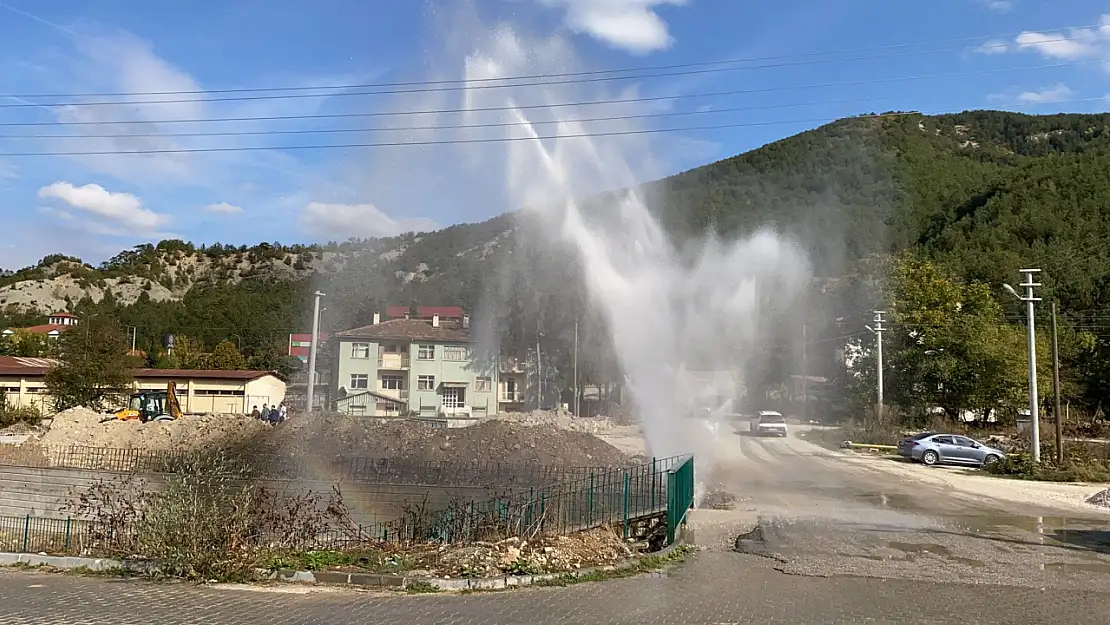 Doğalgaz çalışmasında su borusu patladı