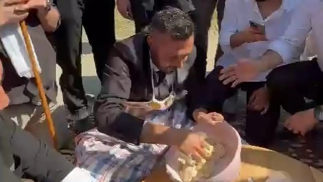 Düğün konvoyunda damada hamur yoğurttular