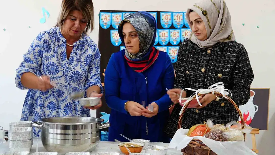 Düzce Belediyesi 7 noktada aşure dağıtıldı