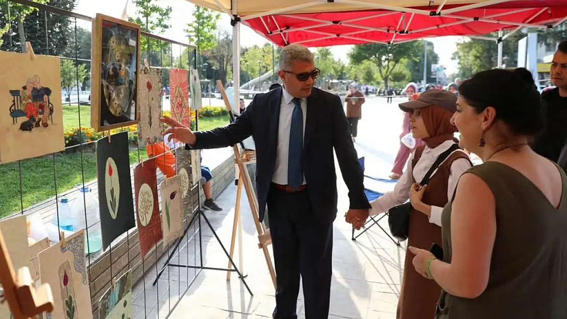 Düzce'de 7. kez kurulan sanat sokağını Vali Aslan gezdi