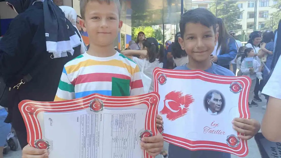 Düzce'de 76 bin 838 öğrenci karne sevinci yaşadı