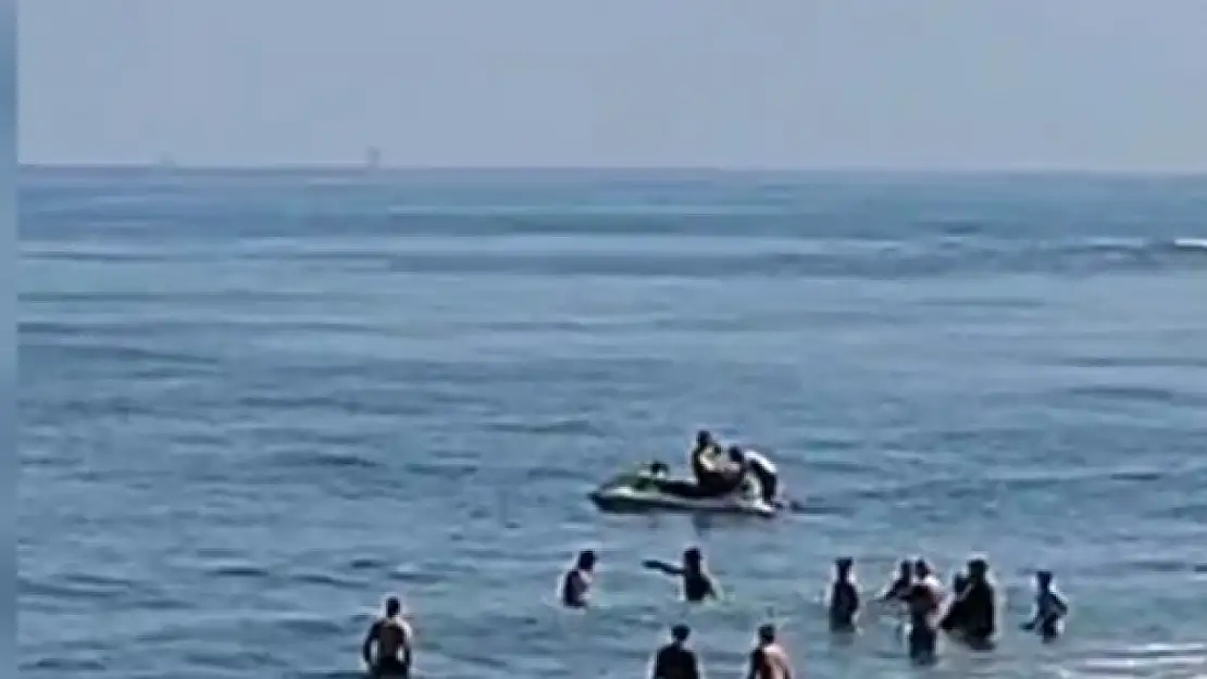 Boğulma tehlikesi geçiren 4 kişiyi cankurtaranlar kurtardı