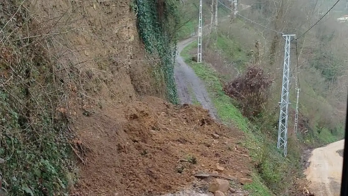 Düzce'de heyelandan kapanan yol açıldı