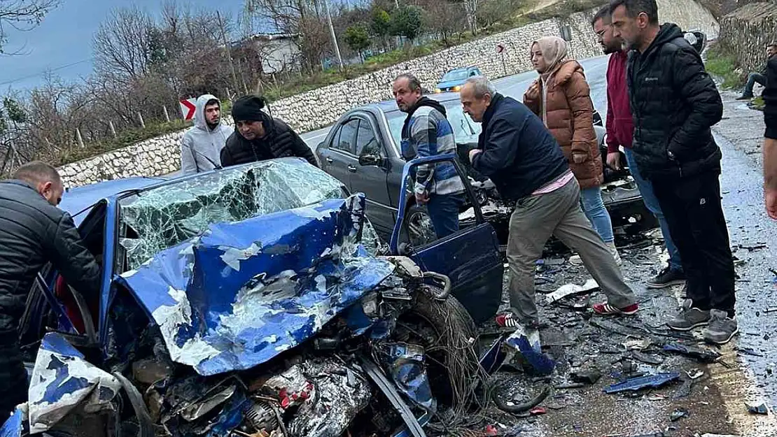 Düzce'de iki otomobil kafa kafaya çarpıştı: 1 ölü, 3 yaralı