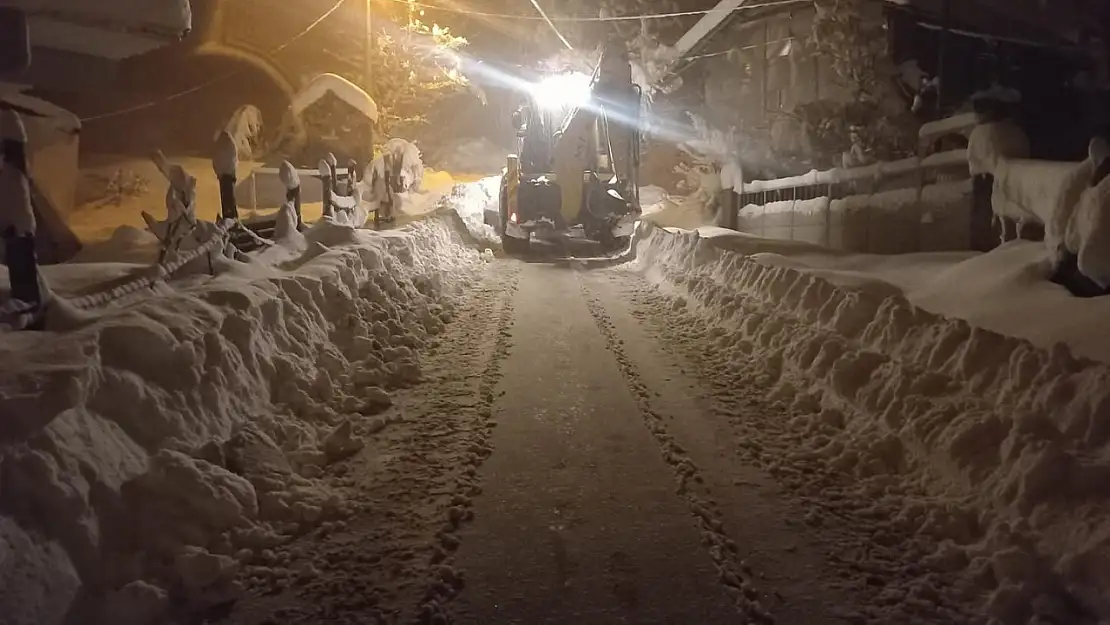 Düzce'de kardan kapanan yollar açılıyor