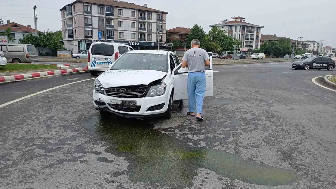 Kaza sonrası refüje çıkan otomobil ağaca çarptı