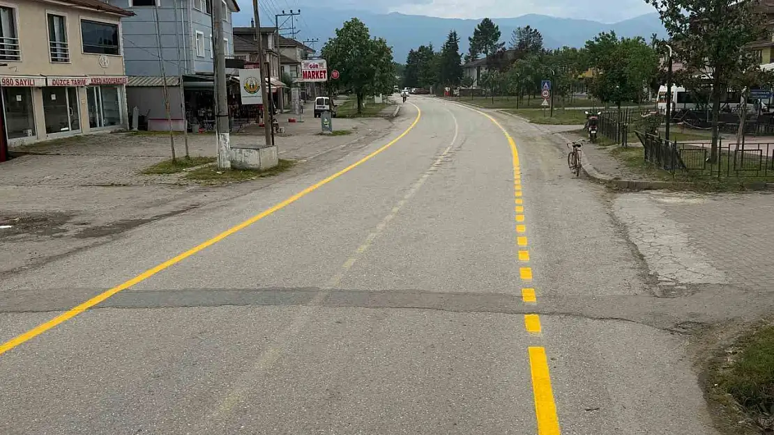 Düzce'de köy yollarında yol çizgileri yenilendi