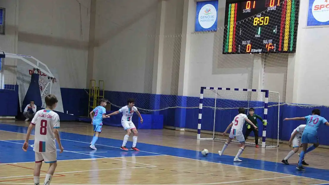 Düzce'de okul sporları futsal şampiyonası heyecanı sürüyor