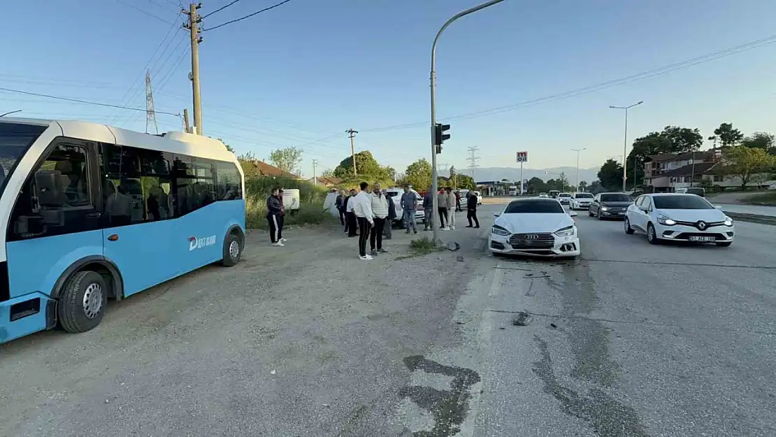 Düzce'de otomobil ışıklarda duran halk otobüsüne çarptı: 6 yaralı