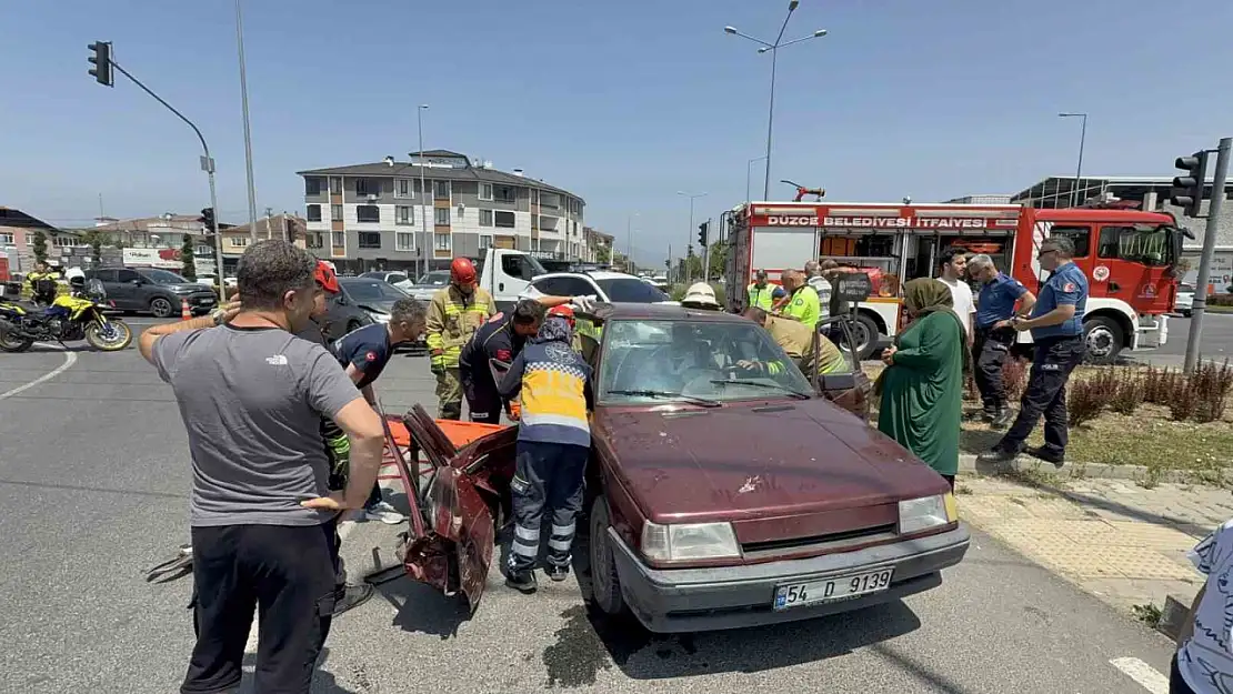Düzce'de otomobiller çarpıştı, yolcu araçta sıkıştı: 3 yaralı