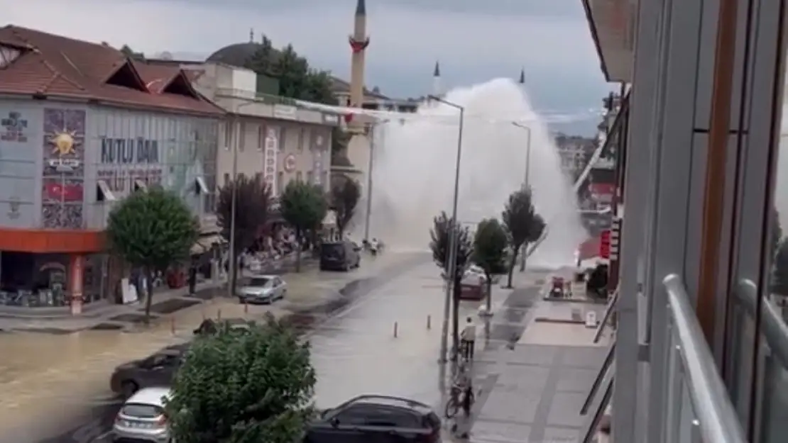 Düzce'de su borusu patladı: 5 metre su fışkırdı