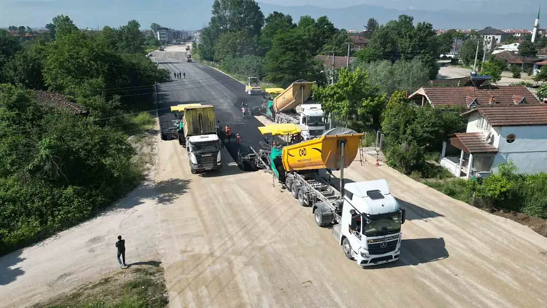 Düzce'de yeni açılan yollar asfaltlanıyor