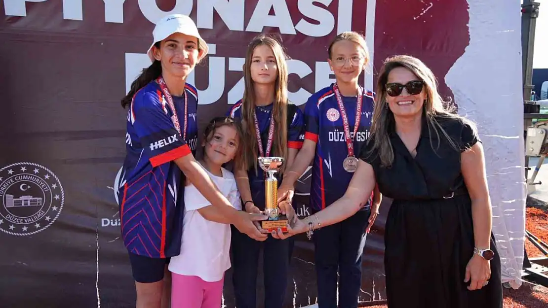 Düzceli okçular kürsüde