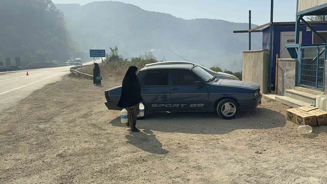 Düzceliler birlik oldu, yangına müdahale eden ekiplere tam destek verdi