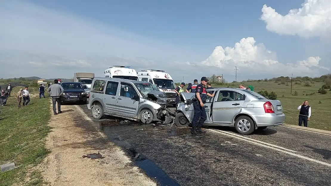 Cenaze yolunda kaza yaptılar: 2 ölü, 3 yaralı