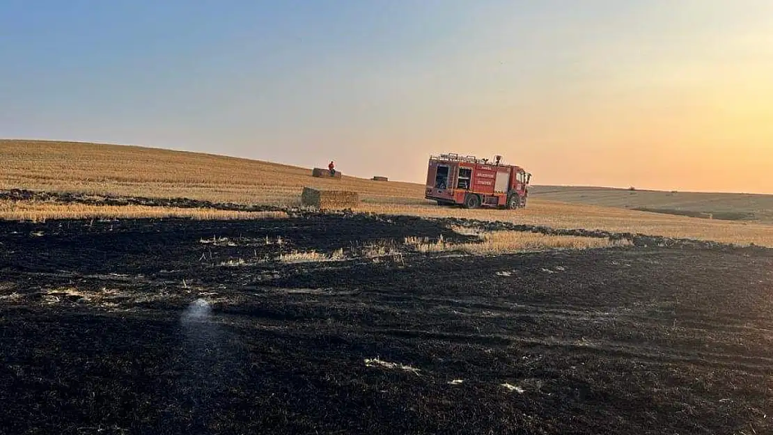 40 dönüm buğday tarlası ve 500 saman balyası yandı