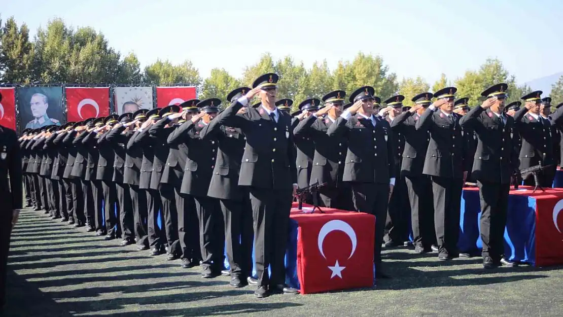 Eğitimleri başarıyla tamamlayan astsubay adayları yemin etti