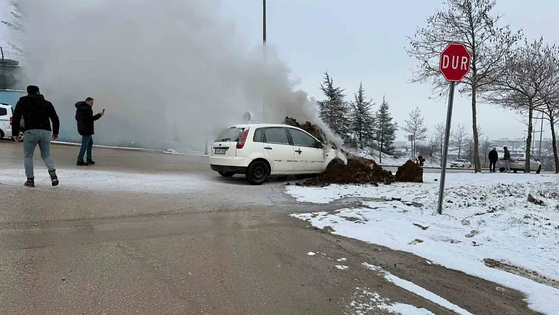 Ekskavatör toprak atarak yanan otomobili söndürdü