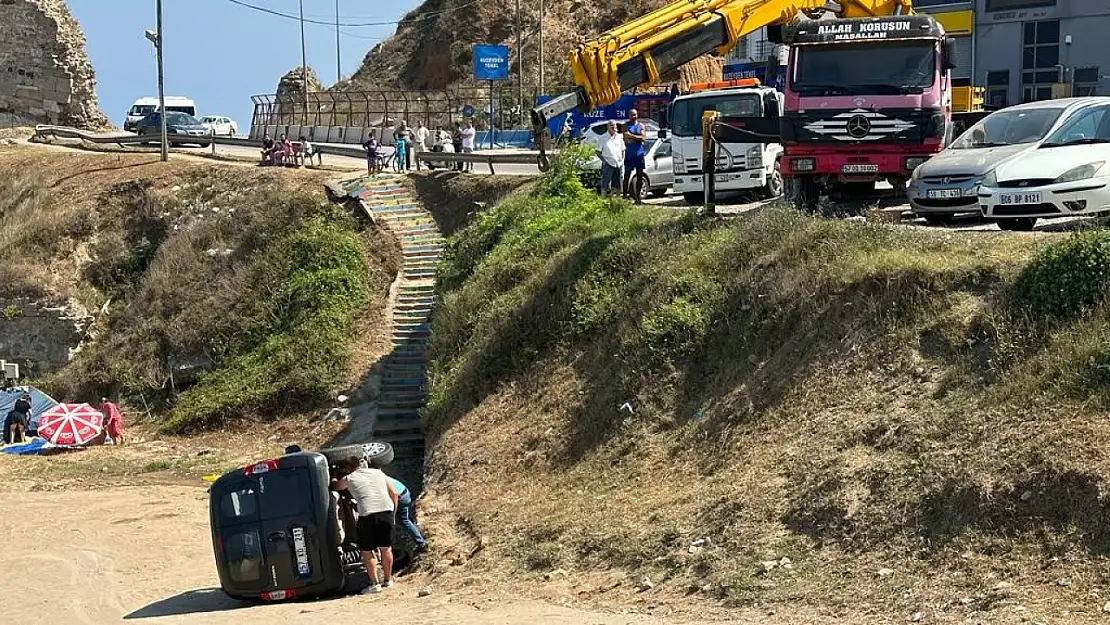 El frenini çekmeyi unuttu, aracı yokuş aşağı düşerek ters döndü