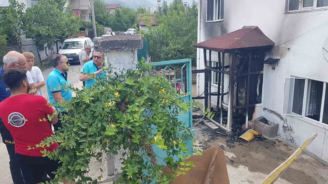 Elektrik panosundan çıkan yangın eve sıçramadan söndürüldü