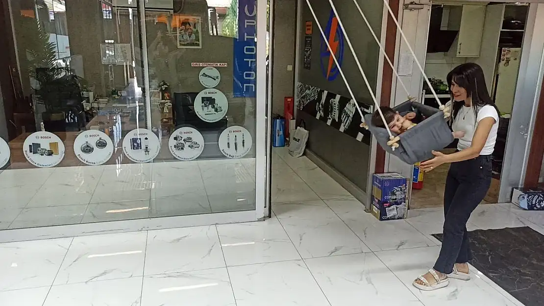 Elektrikçi dükkanına kadın eli değdi: Hem araba tamir ediyor hem de bebek büyütüyor