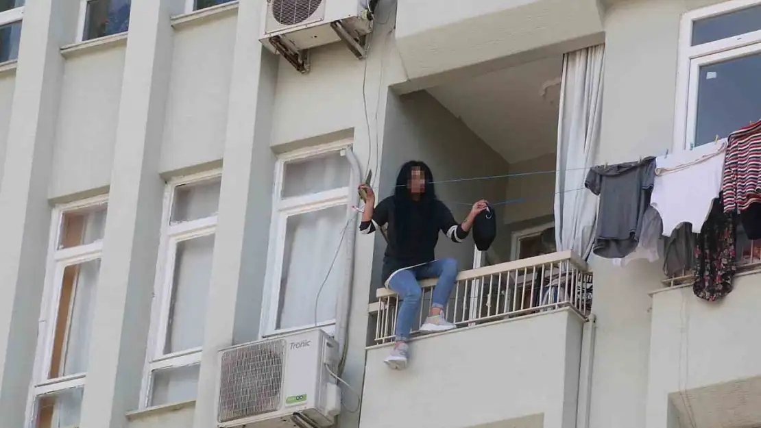 Elinde bıçakla balkon demirlerine çıktı